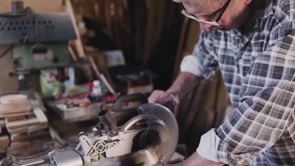 Fabrication d'un escalier quart tournant en hêtre pour une maison de Saint-Martin-de-la-Lieue, en octobre.
